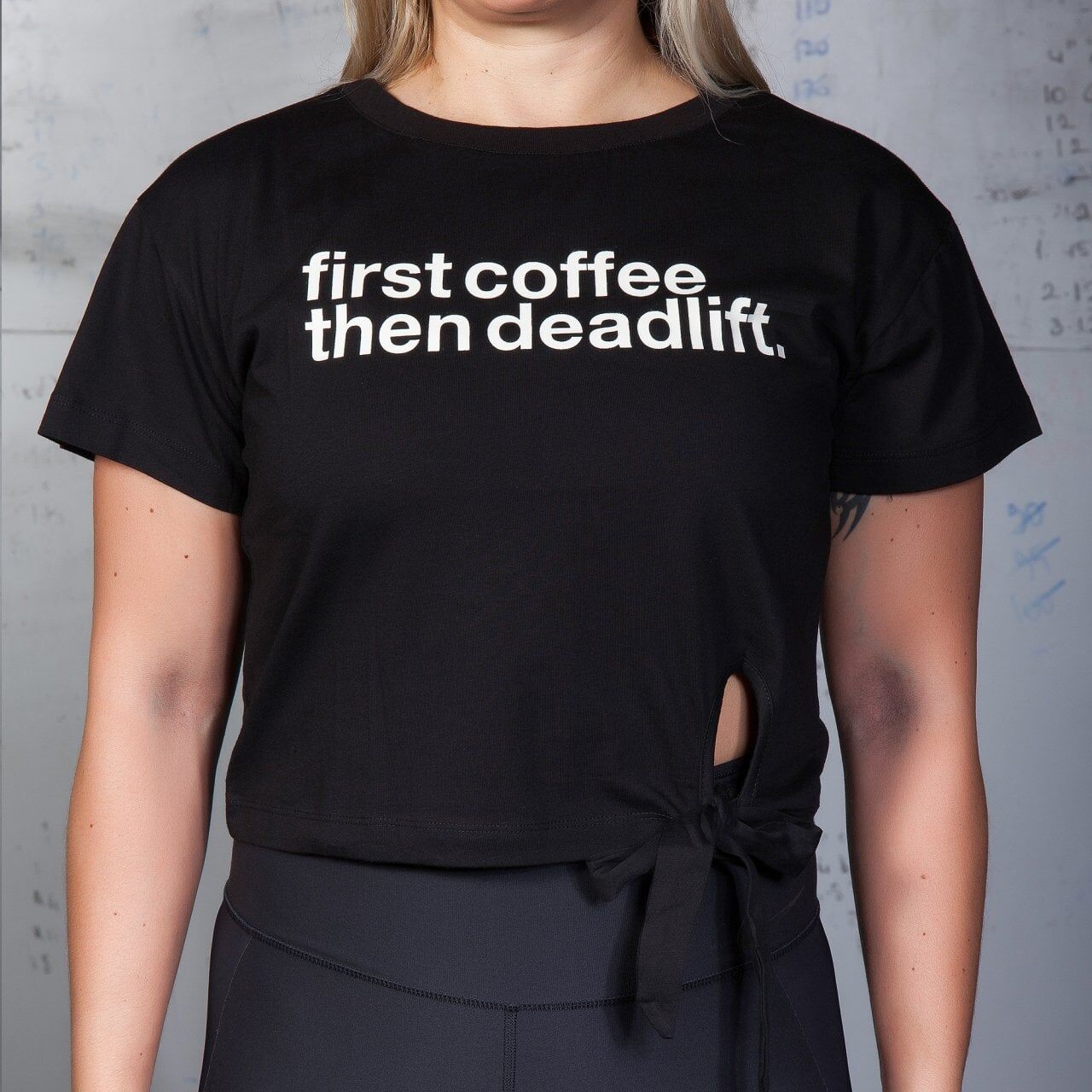 GYMHOLIX® First Coffee Then Deadlift Kadın Crop Tişört – Bağcıklı Bol Kesim M