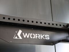 XWORKS Power Smith Machine – Çok Amaçlı Smith & Serbest Ağırlık Ünitesi (FWX0095) PEMBE (RAL4006)