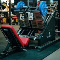 XWORKS Lateral Leg Press – Independent Platform Leg Machine (FWX0018) ASKERİ YEŞİL (RAL6003)