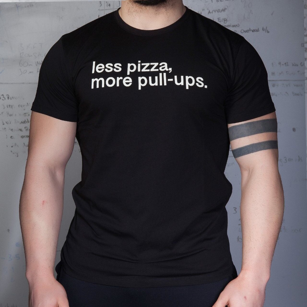 GYMHOLIX® Less Pizza, More Pull-Ups – Sporcu Tişörtü (T-Shirt) M