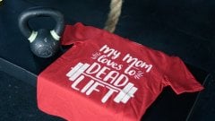 GYMHOLIX® My Mom Loves To Deadlift – Çocuk Tişörtü (T-Shirt)