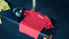 GYMHOLIX® My Mom Loves To Deadlift – Çocuk Tişörtü (T-Shirt)